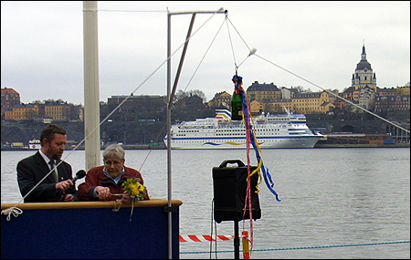 Kerstin Fogelström klipper av bandet som får flaskan att åka mot fartyget.