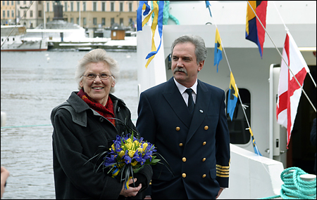 Gudmor Berit Karlsson tillsammans med fartygets befälhavare.