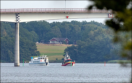 Wittus bogseras av Rescue Michano under Möcklösundsbron kl. 17.40.