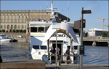 Viberö kommer in till Strömkajen kl. 08.15 som tredje pendelbåt.