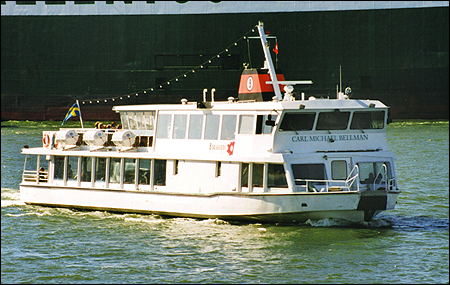 Carl Michael Bellman utanf�r Stenpiren, G�teborg 1999-09-10