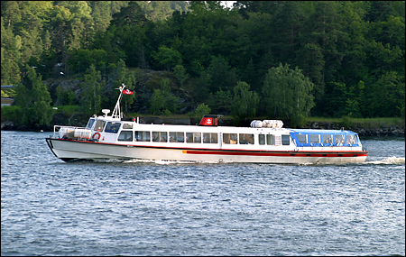 Delfin XI utanf�r Nacka Strand, Nacka 2004-06-24