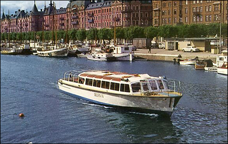 Delfin IV vid Djurgårdsbron, Stockholm