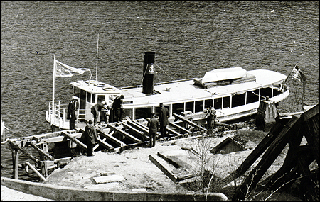 Sj�fr�ken vid gamla utlastningsbryggan, Tullingesj�n 1972-05-13