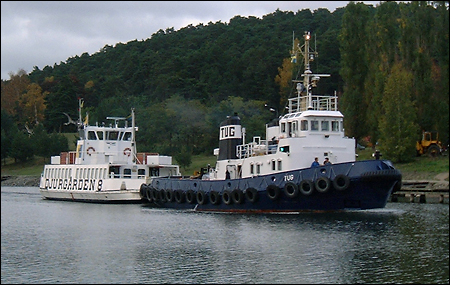 Djurg�rden 8 under bogsering i S�dert�lje 2001-10-15