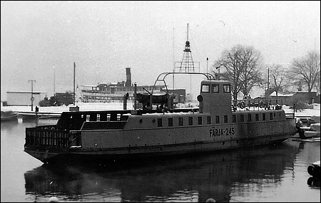 F�rja 61/245 i sm�b�tshamnen, Vaxholm 1965-12