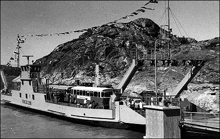 F�rja 61/298 vid Sk�r vid invigningen av Gullmarsleden, Lysekil 1976