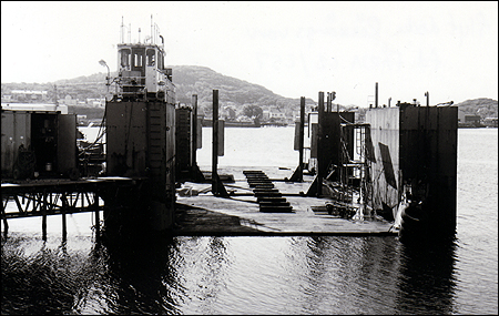 Tj�rnvarvet som flytdocka p� Tj�rnvarvet, R�nn�ng 2000-05-13