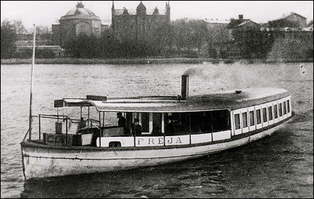 Freja utanf�r R�ntm�startrappan, Stockholm