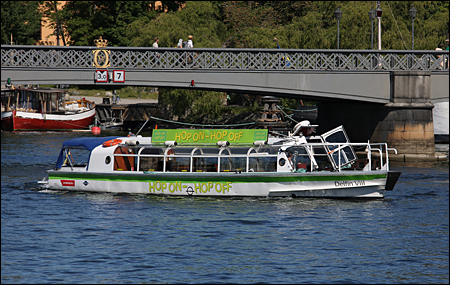 Delfin VIII vid Skeppsholmsbron, Stockholm 2018-06-01