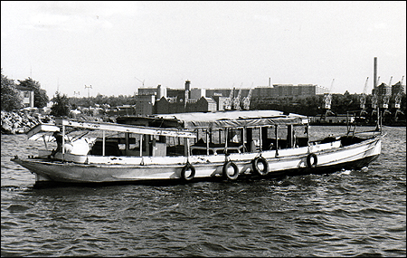 Sj�buss 1 l�mnar Djurg�rdsvarvet under bogsering 1970-08-29