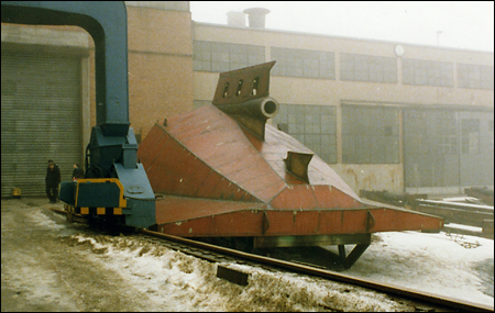 Solögas aktersektion utanför varvshallen, Finnboda varv, Nacka 1978-03-04