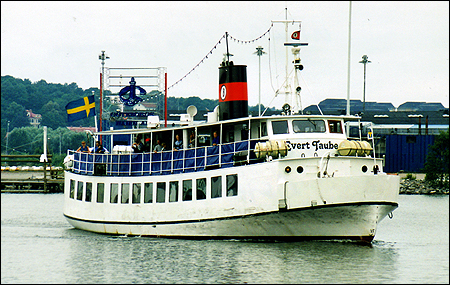 Evert Taube utanf�r Lilla Bommen, G�teborg 2002-07-19