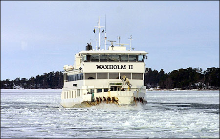 Waxholm II utanför Finnhamns brygga 2004-02-14